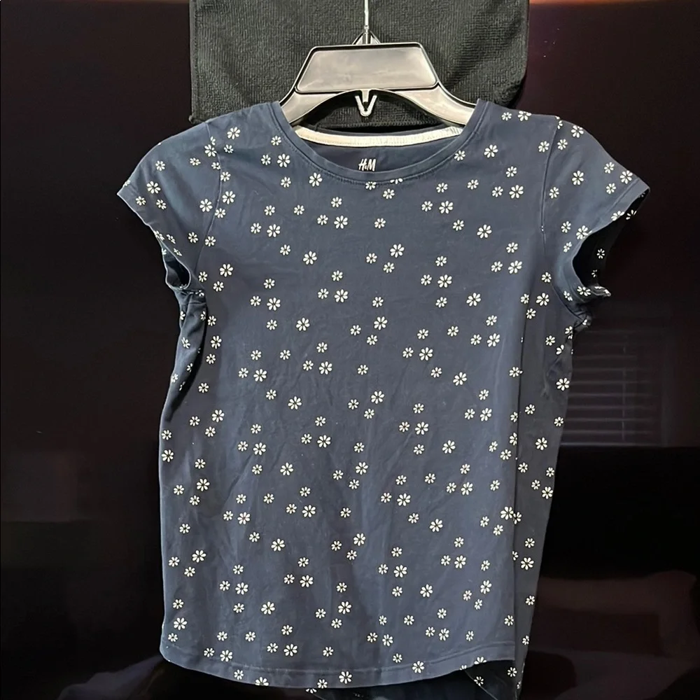 🛍️5️⃣ / 💲2️⃣5️⃣🛍️ - H&M Navy Blue Floral T-Shirt
